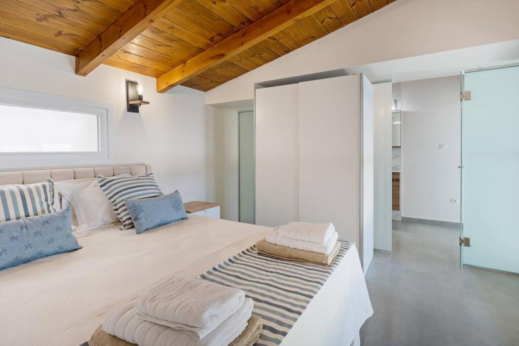 Sofia Suite, A Seafront Hideaway ! Vakantiehuis Pánormos