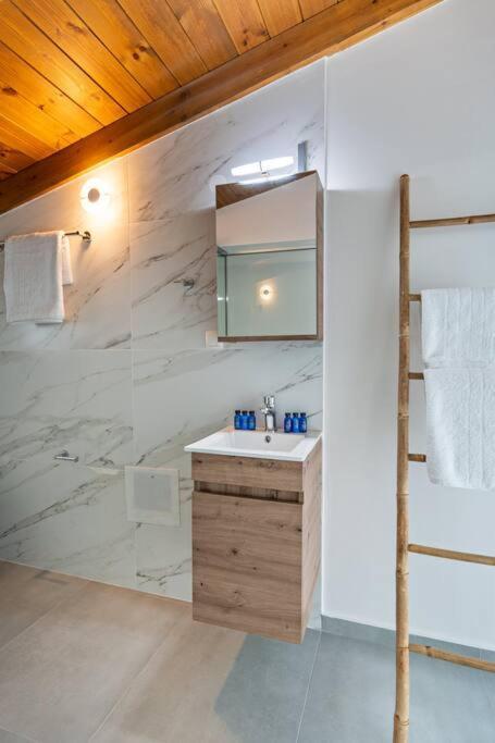 Σπίτι διακοπών Sofia Suite, A Seafront Hideaway !